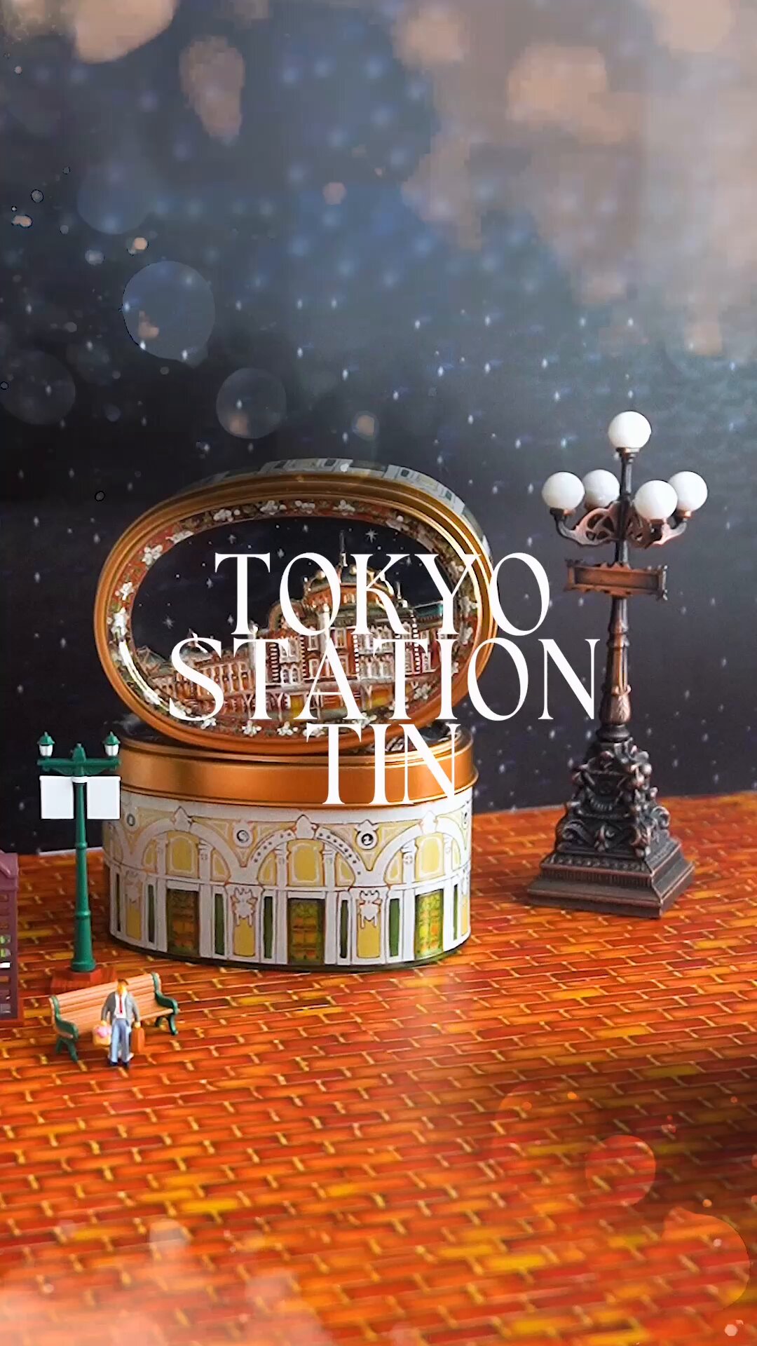 東京駅の永い歴史に思いを馳せる『東京駅缶』。ガラス絵で学ぶ