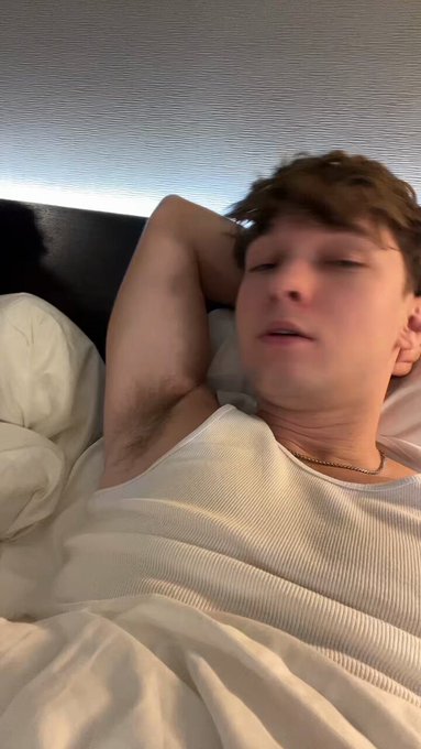 sleeping with my straight friend… ? https://t.co/FGr6W9PHQZ