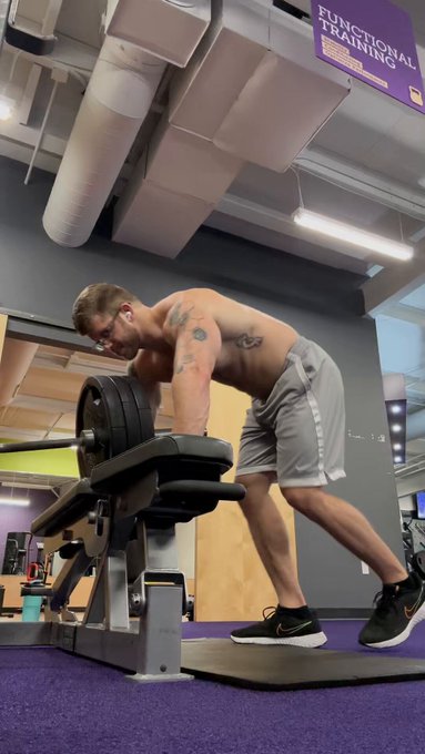In other news, I got up to 3 plates (plus a 5 lb ?) on this upper chest workout ?? woo https://t.co/