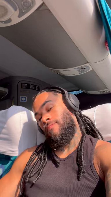 Porque sinto tanto tesão no ônibus? 

Why I feel so horny in the bus? https://t.co/UVKBTUzfFi