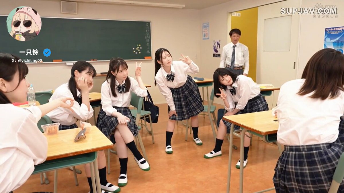 「
长视频」一只铃 时间可以自由暂停的时间 在教室各种姿势暴肏女同学释放性欲灌满小穴