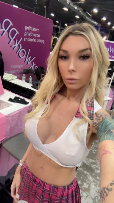 @EXXXOTICA come see me today! I’ll be here til 9pm xo https://t.co/7o2Q1oUSHV