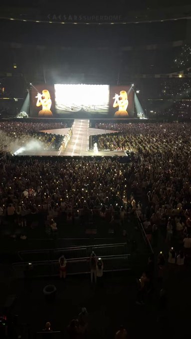 2 pic. So thankful to see Taylor Swift again! What a queen!! ❤️ https://t.co/6Ik6iTDN4M