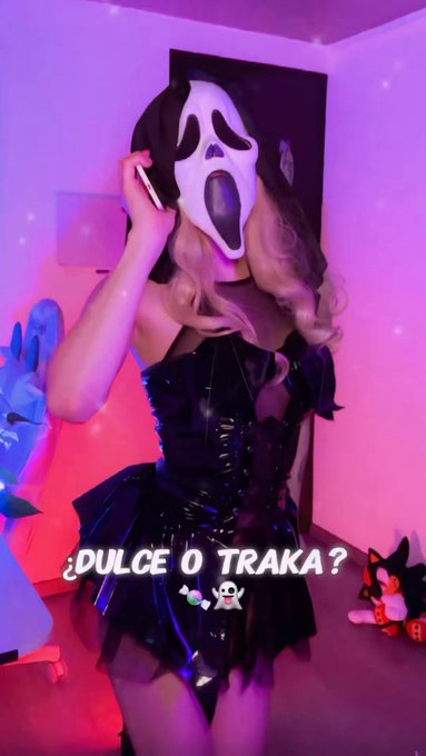 ¿Me das mi calaverita? ? 
A veces creo que ya estoy un poco grande para salir a pedir dulces ¿Tú me darías