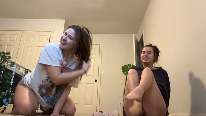 Which one of us would you fuck first? Pale or tan? ? @bubblebbratz https://t.co/1W0Ye3Nk7m