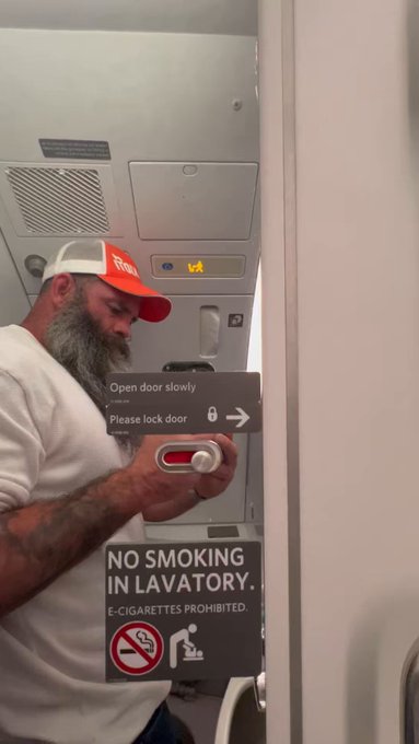 I like how they have their mirrors set up.  ✈️   The angles are perfect. I got off right after this.