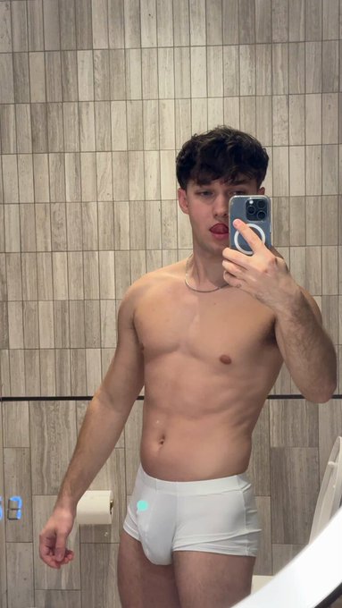 Good night handsome (say it back) ? https://t.co/uvlYajwYTo https://t.co/YDSOAFBpi8