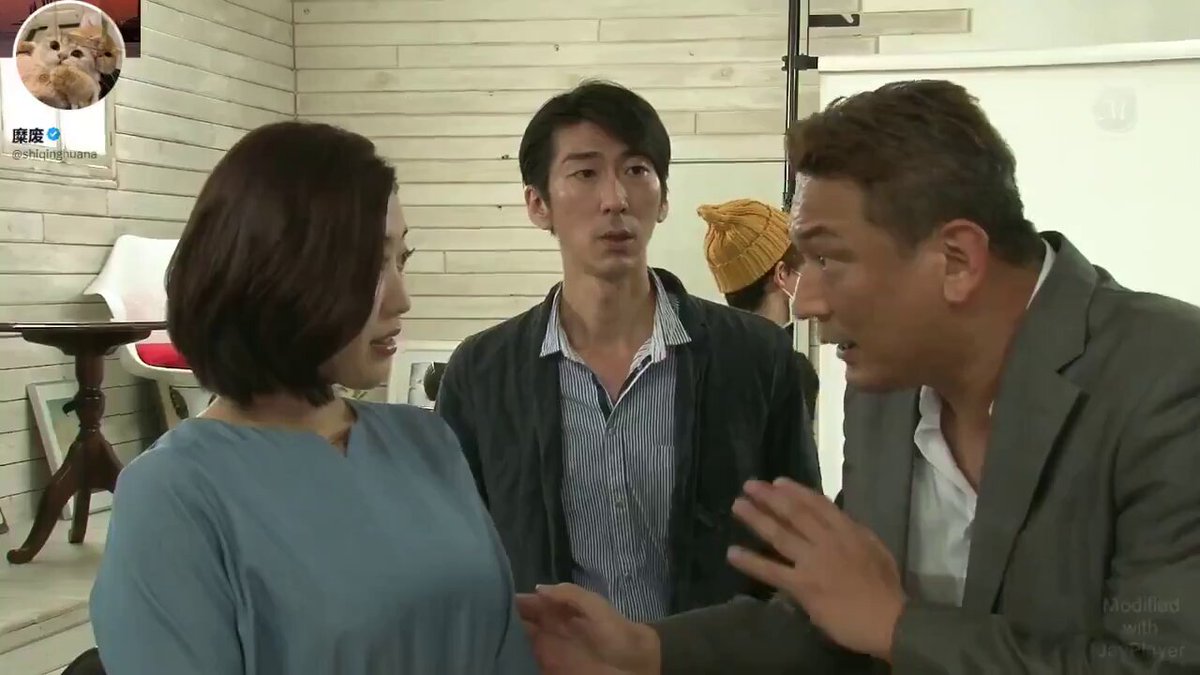 Erim oldida aylanada porno korsatilmoqda.