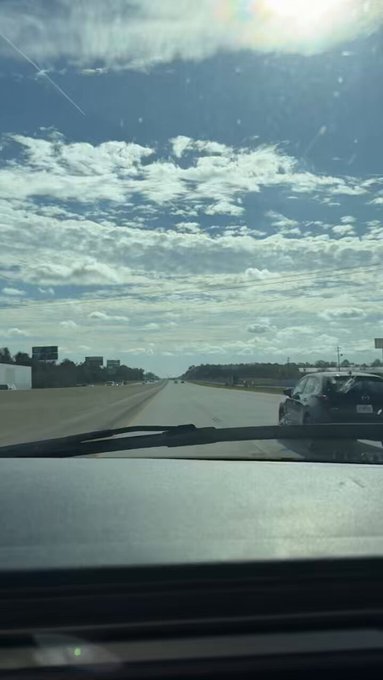 1 pic. Just a normal road trip… wait a minute https://t.co/JXliMZONQX