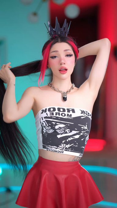 My hair keeps getting longer ?❤️ https://t.co/lALfM9by7M