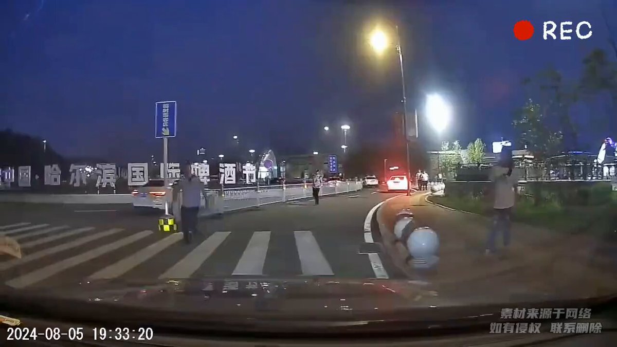 网约车司机遇到运管查车 带着乘客一家人疯狂逃离 -

不跑就是三万 