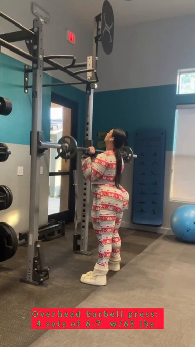 Even on Christmas I get gains ??????? #ChristmasWorkout #Curves #Gymrat https://t.co/moZxTEuGeJ