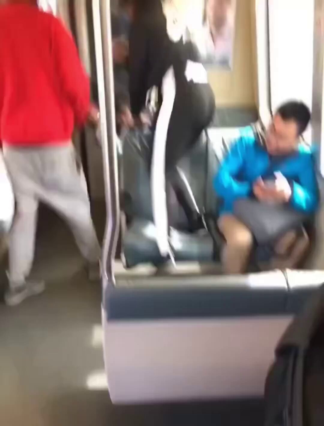 [問卦] 美國加州黑人捷運上毆打搶劫亞裔女子