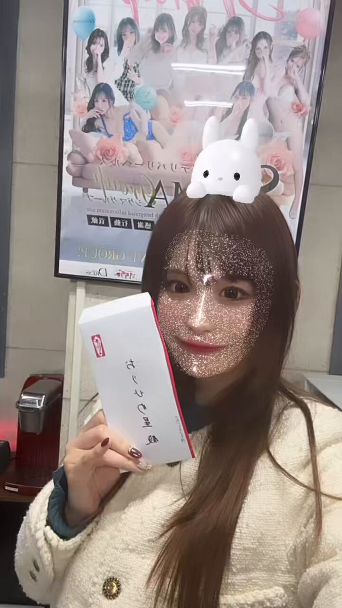 本指名様のおかげで賞金💖事務所にはぼしが真ん中のお気に入りのポスター♪エレベーター開いたら椅子💺乗せて運んでくれた👸スタッフさんもお疲れ様で〜す🫶 https://t.co/J5kaAX7G7Q
