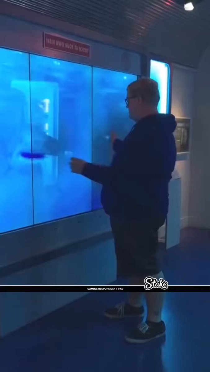 He never expected this to happen at the aquarium 😂 