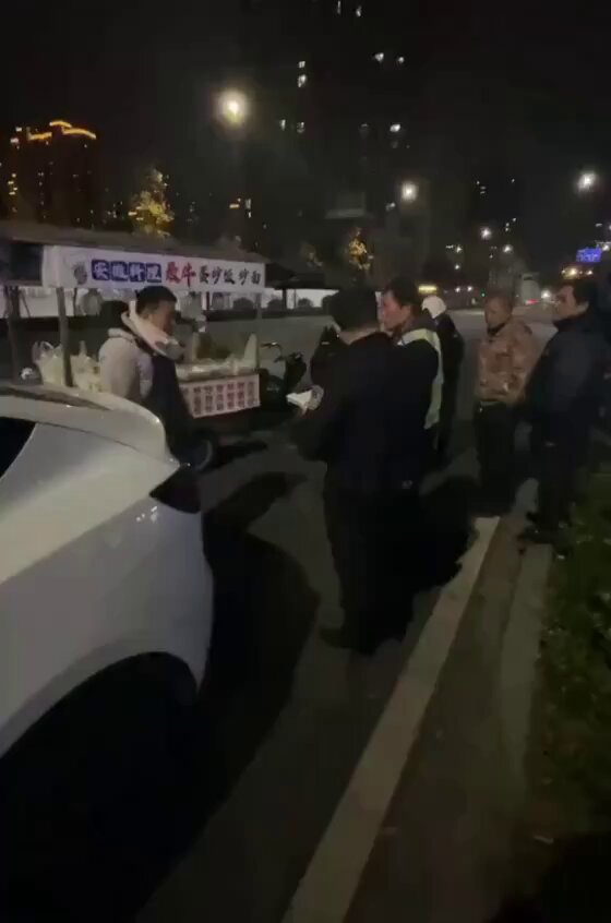 🌿12月28日(发布) 浙江杭州，男子第一天摆摊被城管逼哭。“我第一天摆摊，我走到哪他跟到哪里，有你这样欺负人的吗？”

🌿近日，四川成都。外卖员和保安因电动车停放问题，发生争执，外卖员对警察说到：我没有老婆孩子，没有存款，月薪4000元，我什么都不怕！ 