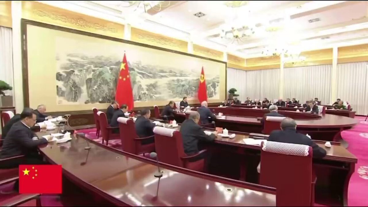 2024/12/29/报道：岁末年终，政治局开了两天的“民主生活会”，这个会是做什么的？习近平强调：“政治局委员要“对党规党纪上心、了解和掌握。锤炼党性、提高思想觉悟，反腐败斗争永远在路上。
注意看这个视频发出的信号，所有人已经开始拿小本本不停的记了。离全身勋章狗牌挡子弹不远了！
习共恢复共产农奴制五部曲：1，改宪，访英贪恋帝制
2，疫情期间颁发荣誉狗牌
3，现阶段，开始进行大量服从性测试强奸民众