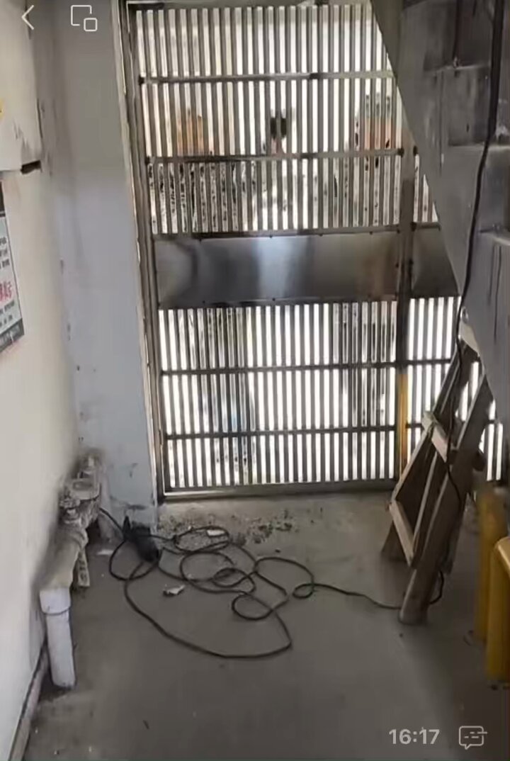 网友投稿：
2024年12/30/报道：近日，网友们集体出动找寻李宜雪，到李宜雪家后被大批中共维稳人员堵截！楼上李宜雪的家已经在进行改造，大致是改成适合软禁的环境，楼下单元加装不锈钢门，以后整个单元的人进出要用门禁卡！论堵嘴维稳，中共绝对天下第一！ 