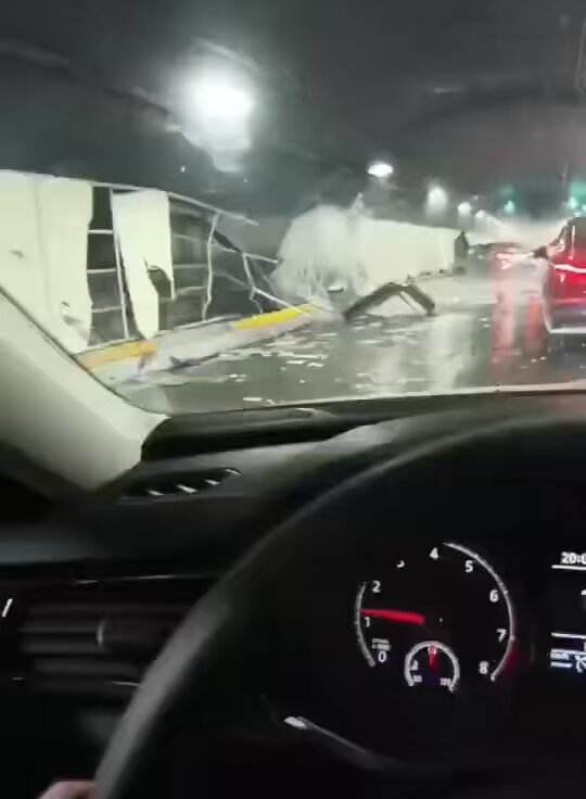 上海复兴路隧道，连接浦东浦西最方便的隧道，一边是八佰伴，一边是城隍庙，现在变成这样了，估计已经倒计时了

此次事件最大可能，是地下水溶解了隧道混凝土中水泥石里的碳酸钙，使混凝土的孔隙率增大，导致混凝土的抗渗能力降低！ 