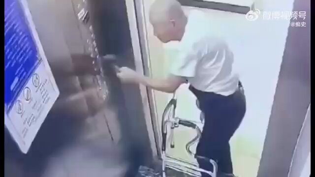 老头坐轮椅♿️都要认认真真地搞破坏，太执着了👍👍 