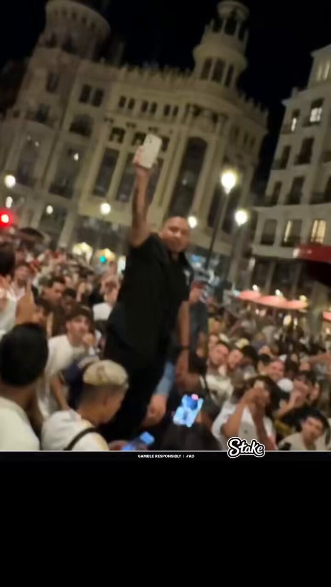 Guy finds phone, actively looks for owner 