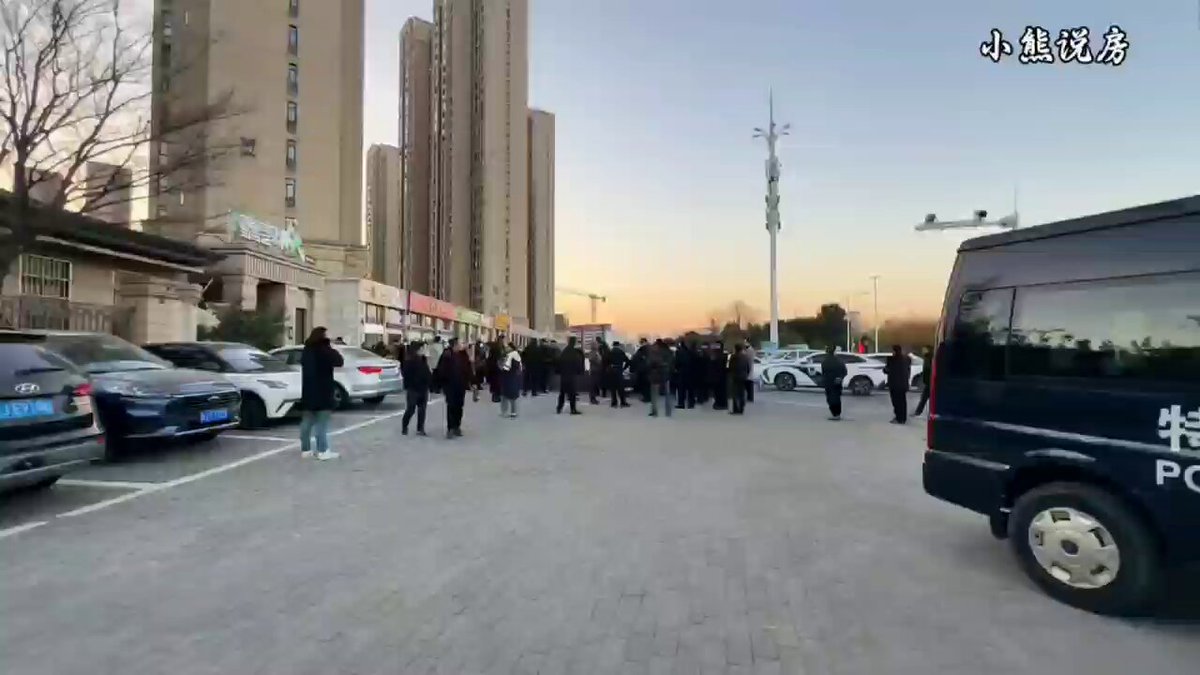 “中国特警是特权最后的兜底”

🔸12月28日，湖北黄冈，升华翡翠城的业主经历过数月抗争终于把旧物业换掉。但是在物业更换当天，旧物业却突然耍赖不走并叫来了黄冈特警，特警赶到后二话不说对业主就直接抓捕 