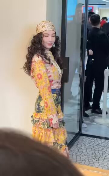 张柏芝复古包头造型美到爆，陈老师都忍不住点赞👍 