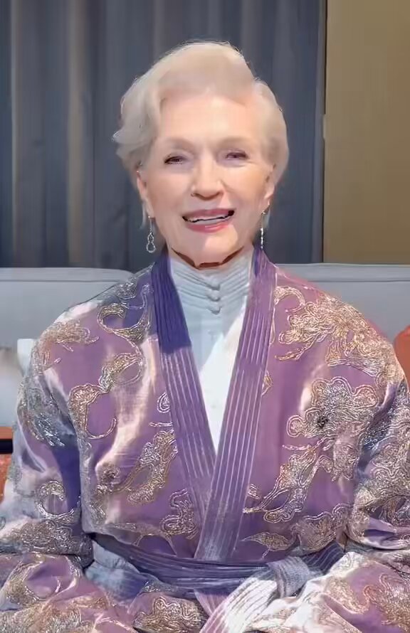 ㊗️福中国应该感谢，但今天并不是中国🇨🇳新年，相反是美国新年，马老太有没有㊗️美国🇺🇸人民或者其它国家人民新年快乐🎉？为什么单单祝福中国🇨🇳人民？

难道马老太也像川普一样，嘴上说一套，手上做一套？

接下来四年，天天对中国表示友好的人，除了川普一龙，是不是又增加了这个老太太？😢😢 