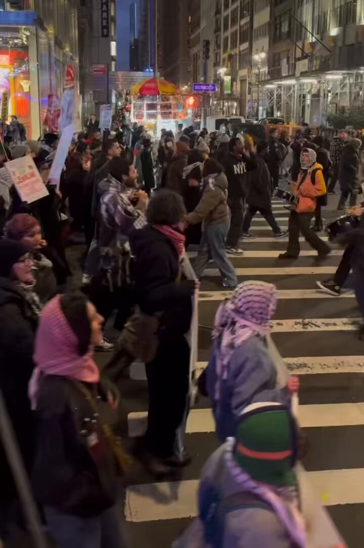 极端穆斯林暴徒在新奥尔良献忠15人之后仅仅几个小时以后，温和穆斯林在纽约游行抗议美国、以色列….抗议所有发生在巴勒斯坦、发生在所有穆斯林身上的不公不义
