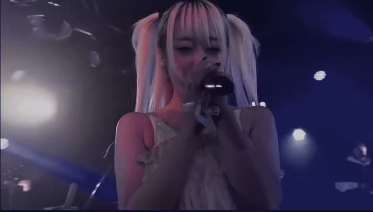 ♡あみページ♡ あみちゃん🐈 . トリートメントカラーで暗めに✨ 暗めだけど透明