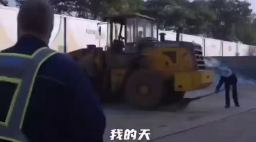 美国工厂，福耀玻璃的。美国人在曹德旺的厂里，看到了什么是人形牲畜，也大概知道曹老板打算把他们也变成这种生物。比亚迪巴西工地，被曝奴役中国人丑闻后，比亚迪越南工厂也开始罢工。曹德旺、王传福为代表的中国老板，口口声声要搞慈善，为何不把搞慈善的钱，用于改善员工待遇？中国人是一个侵泡在苦难中活下来的种族，所有的努力都只为生存？