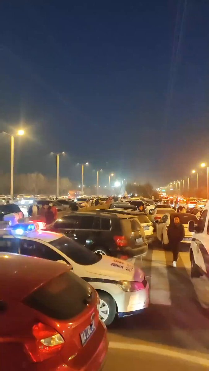 “中国人民集体行动起来了！”

1月5日晚，陕西蒲城，各地的老百姓赶到蒲城职高门口为坠楼男生发声 