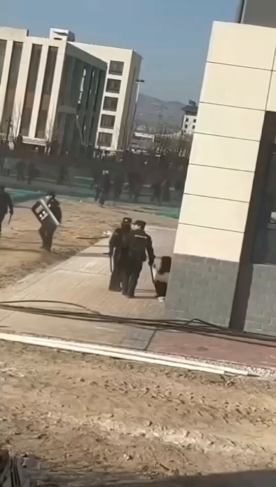 时间，2025年1月5日
地点，陕西省渭南市蒲城县。
事件，陕西省渭南市蒲城县职业教育中心发生的校园霸凌致死事件
今早的警方通报“排除他杀”引发当地民众强烈不满，截止中午现场聚集了五万多人，现在正在被清理 