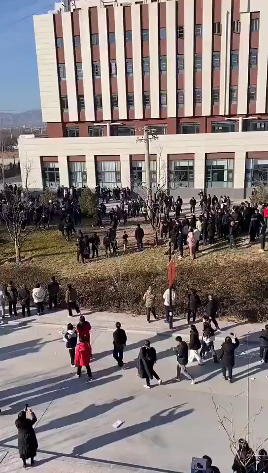 陕西蒲城的事闹大了，慓悍的群众上街，当地警察显然压不下去，而地方政府又无权调动武警，武警调动权已经收归中央军委，类似突发性事件，层层上报，再等中央军委批复恐怕就无法收场了，事到如今，武警部队很大可能要出马了，不然愤怒的抗争群众只会越来越多，当地政府沒有在第一时间处理这件事情，而是采取掩盖真相的笨拙办法，把自己逼到绝境。