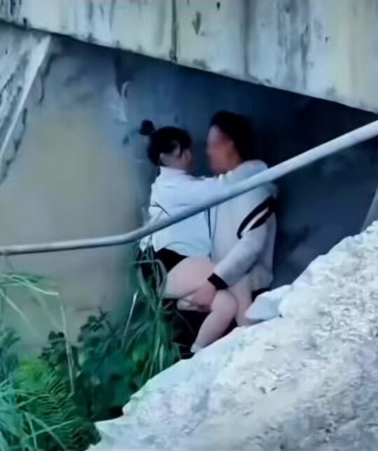 拍照的太缺德，影响人家纯洁的爱情👩‍❤️‍👨 