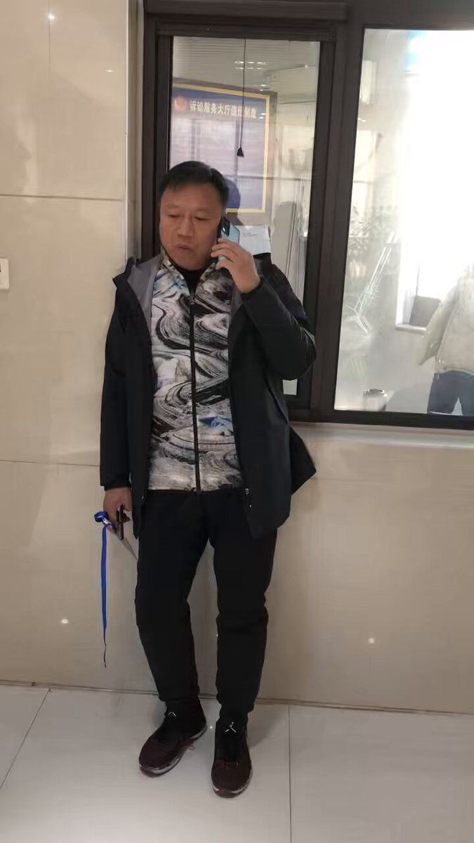 魏县法院今天开庭审理刘美香冤案。家属朋友20余人来法院旁听，法院仅发给5个旁听证，（上次开庭还给了10个旁听名额，这次为了打击报复仅给5个）造成多人被拦在法庭门外无法进入法庭。依法律，这是公开开庭审理的案件，却连家属都不能旁听，谁能相信他们会依法公平公正的审判？ 
法院门口还用两辆客车把法院的牌子遮挡得严严实实。这是见不得人吗？ 

我们正在进行投诉，希望法院依法审判！