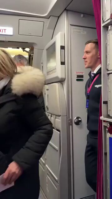 The proud moments of a mother and father who see that the pilot of the plane they boarded is their son. 