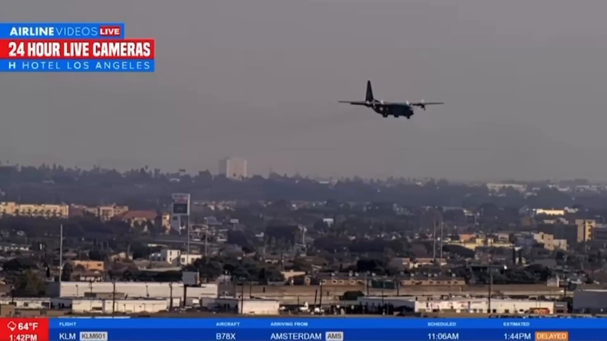 🚨BREAKING: Firefighters from Mexico arrive at LAX aboard a military aircraft to support efforts against California wildfires.
 