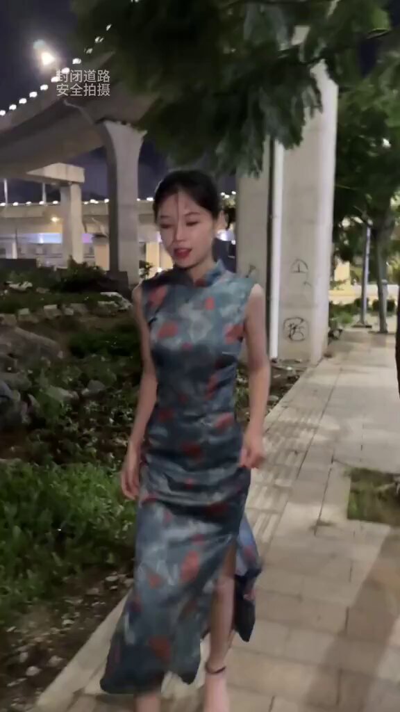 帅哥晚上出门小心点，不要碰上这个美女😢 