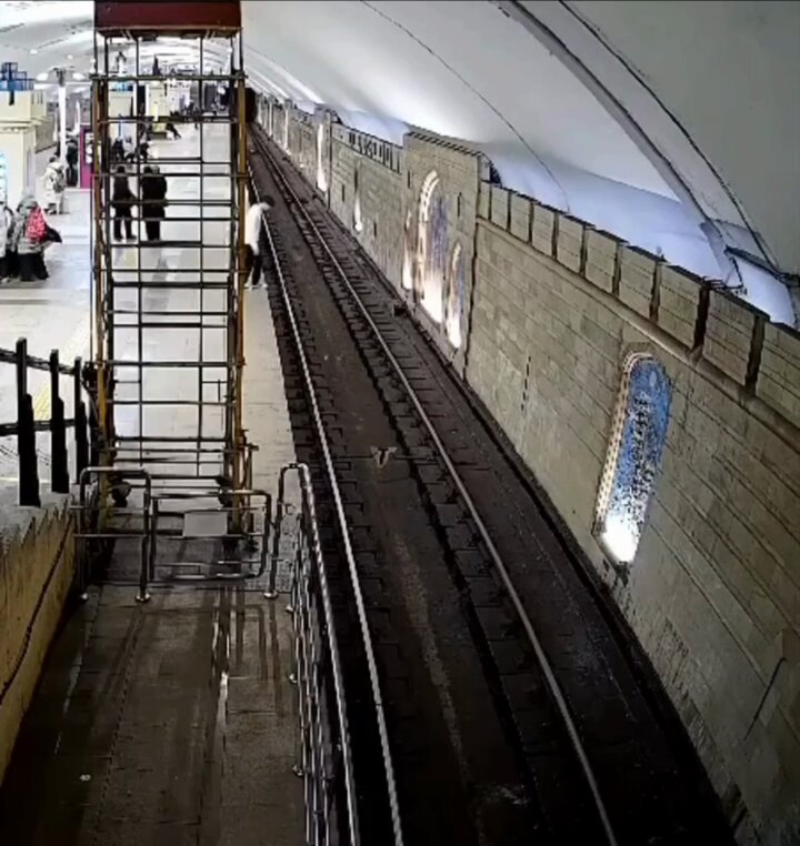 俄羅斯喀山地铁，一名17岁男子跳下自殺，事後他倖存了。 