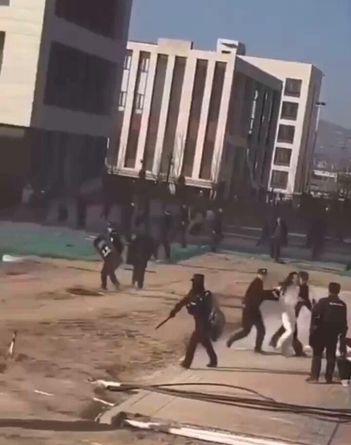 陕西蒲城（014）事件清场未曝光录像！
参与的维稳警察包括：武警渭南支队、富平中队、蒲城中队！
蒲城公安局巡特警大队配合武警部队封路！ 