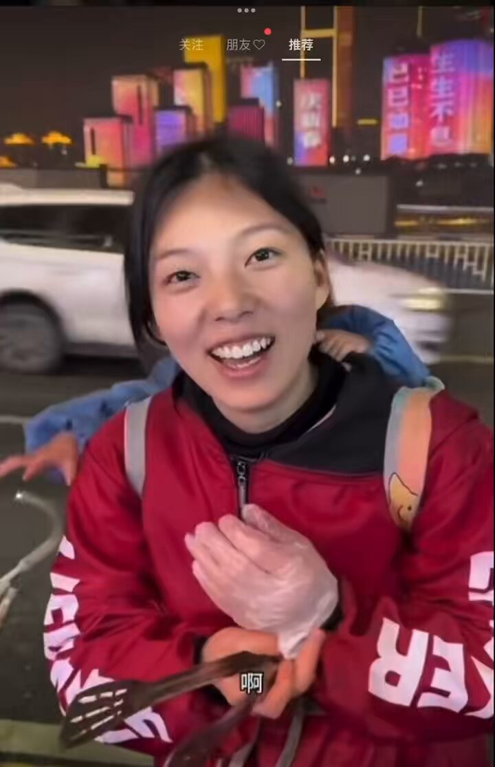 在重庆深夜霓虹灯光下的街头，一位街头画家遇上一位卖小吃的妇女。她背着小女儿，带着有病的儿子，生活如此艰难，脸上还带着微笑面对顾客。听听她的故事：这是一个伟大的时代？是创造了繁华富豪还是创造了贫穷而伟大的母亲？是大撒币让黑哥们夸赞伟大还是雇水军歌颂党的伟大？只看到笑容背后泪水无声… 