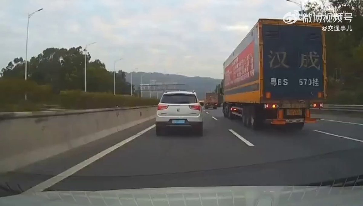 怎么我觉得视频车🚗严重违规？
直接右侧超车回到快车道？ 