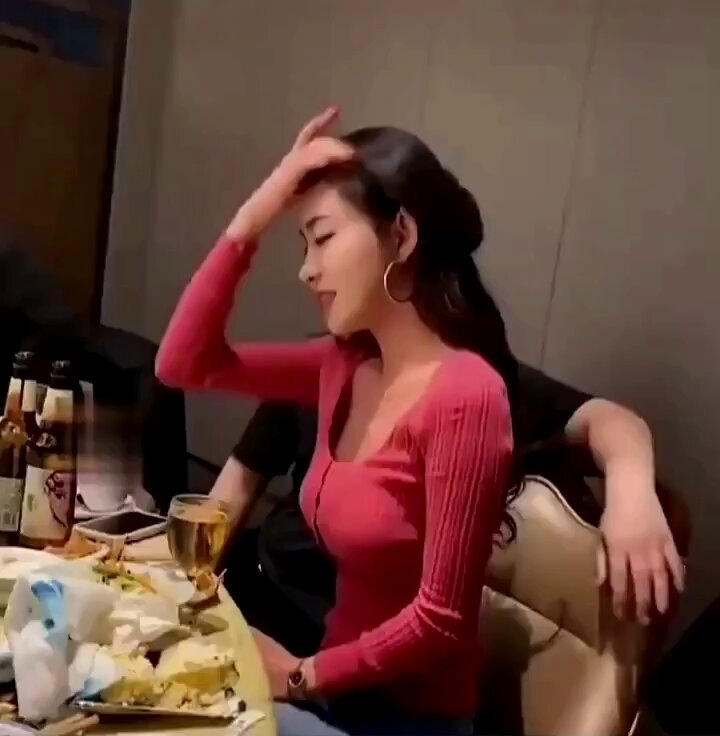 据说这是韩国二线女明星在中国和二代公子们狂欢！
这是谁？ 
