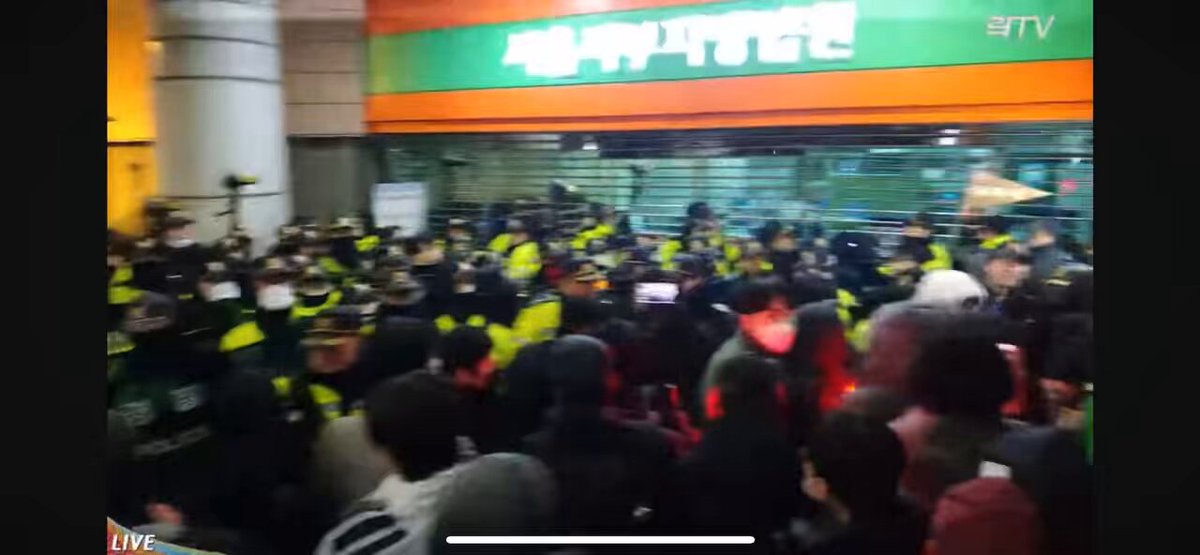 President Yoon supporters are storming the Seoul courthouse in response to his detention. They are smashing the windows and vandalising the offices. 