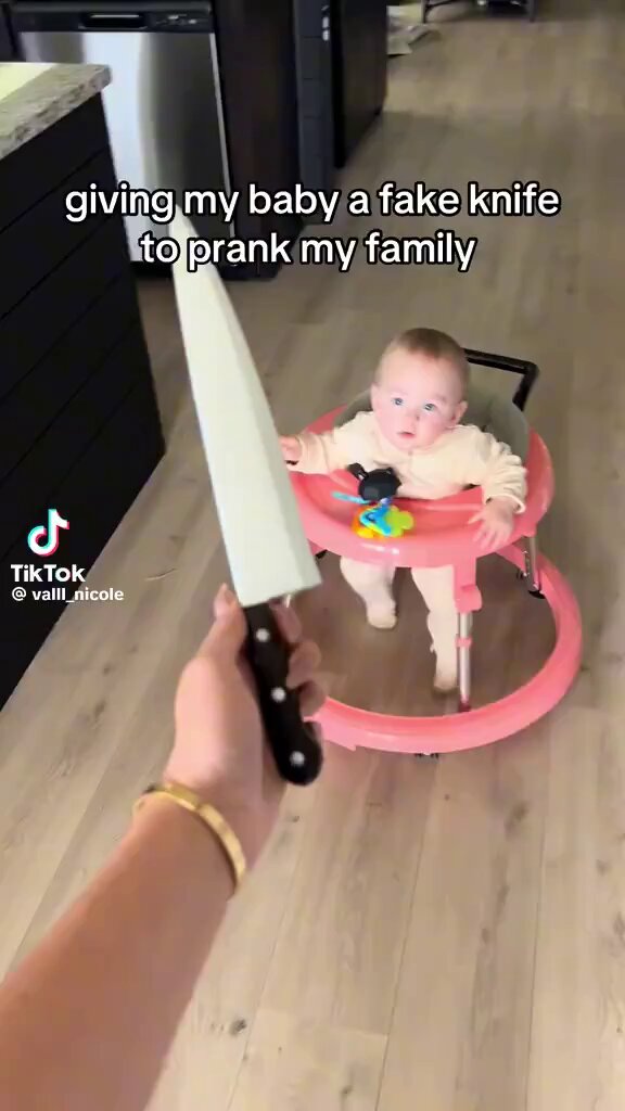 I love how the baby was rolling up on everyone 😭😭 