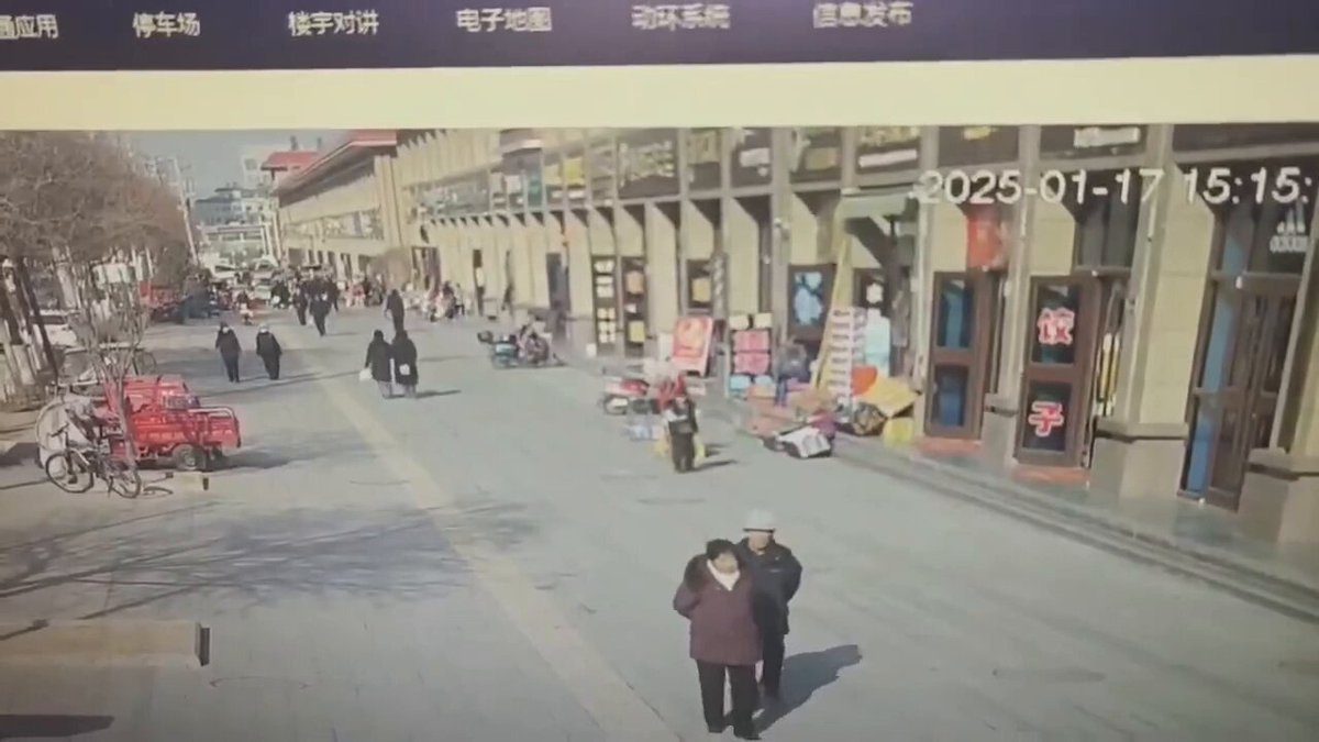 中國一名兒童將鞭炮扔進下水道後爆炸將男孩拋擲了數米，孩子死了。 