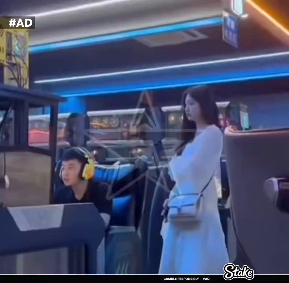 She caught her boyfriend, who was not answering her calls, in the arcade. 