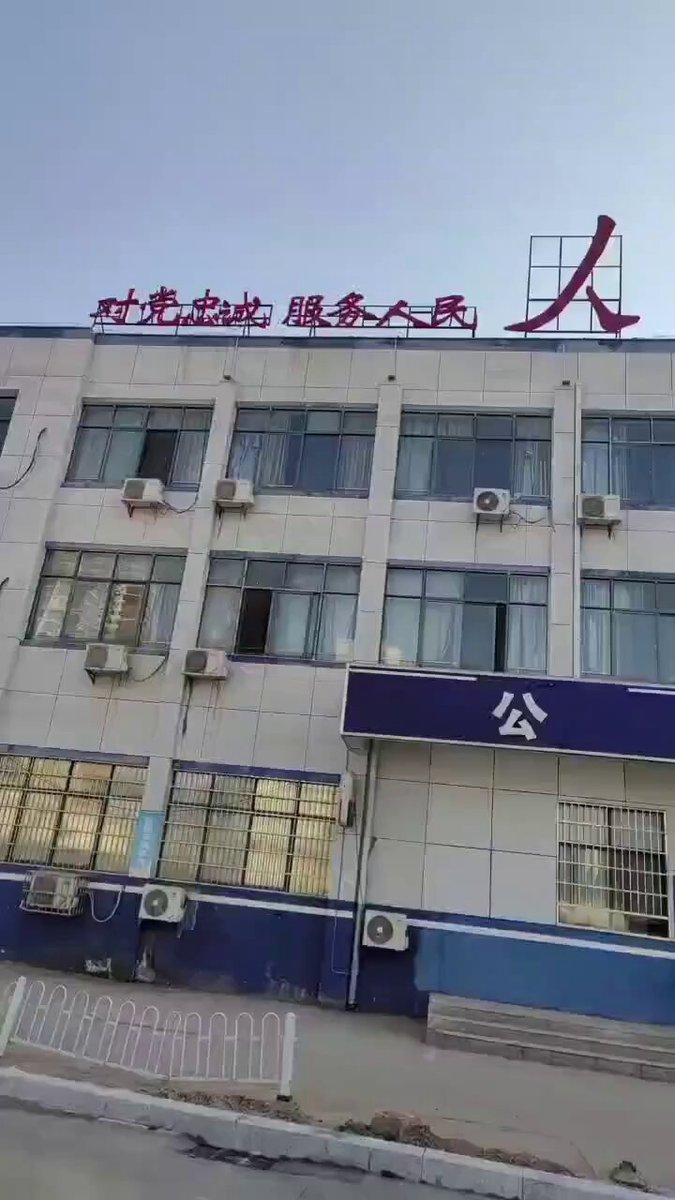 1月19日，江西丰城，一男子称，他被人打了缝了六七针，而河州派出所居然把人放了，自己医药费也没拿到。男子表示：这是法治社会吗？
评论区的网友建议他去“正规派出所”报案。 