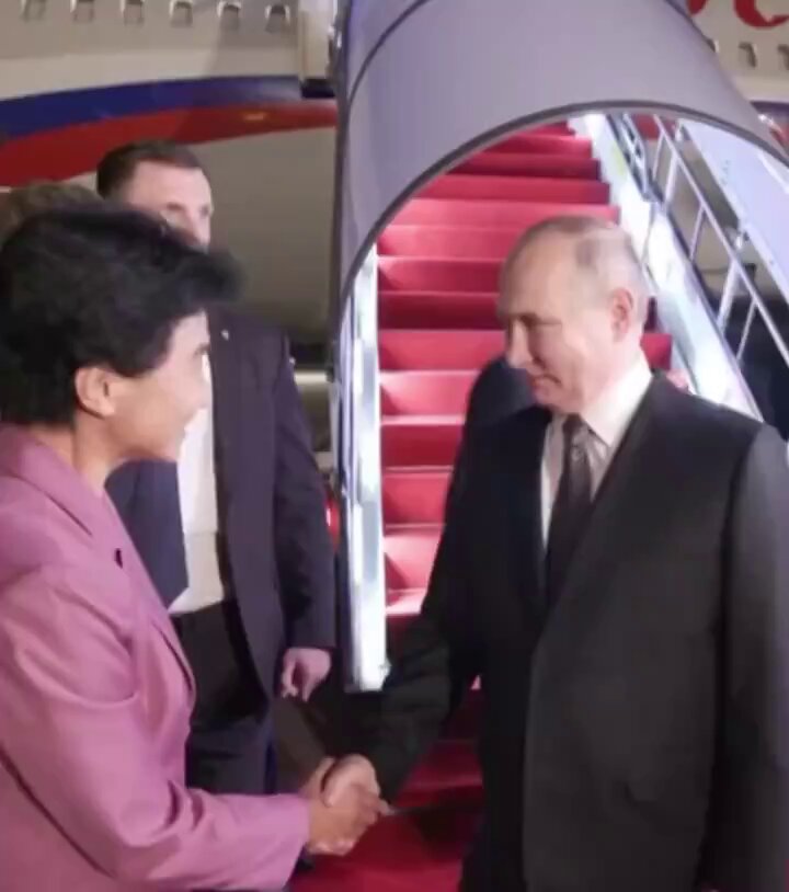 Vladimir Putin and Xi Jinping bodyguards acknowledging each other 